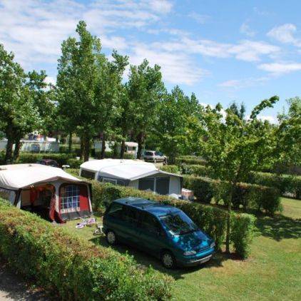 Un large choix d'emplacements peu ombragés pour tente, caravane ou camping car.