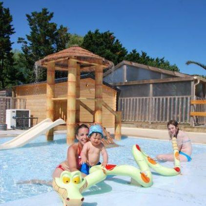 La pataugeoire entièrement sécurisée pour les plus petits.