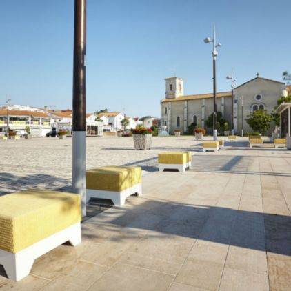Promenade dans les rues piétonnes, de nombreuses boutiques d'articles de plage, souvenir, et de délicieux restaurant pour déguster les saveurs locales.