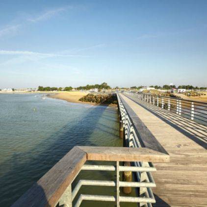 Promenade sur l'embarcadère de La Tranche sur Mer, l'été vous pourrez y prendre le bateau pour partir à la découverte de l' Ile de Ré ou du célèbre Fort Boyard.
