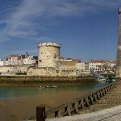 Une marche dans les rues piétonnes de La Rochelle, une dégustation de glace en terrasse, une promenade main dans la main autour du vieux port de La Rochelle, vous sentez c'est les VACANCES !